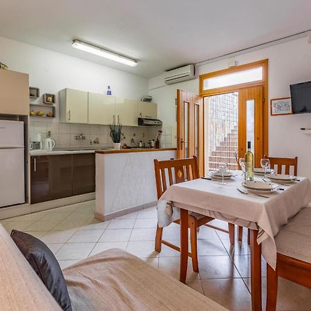 2 Bedroom Stunning Apartment In Rovinj Ngoại thất bức ảnh