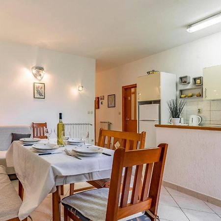 2 Bedroom Stunning Apartment In Rovinj Ngoại thất bức ảnh