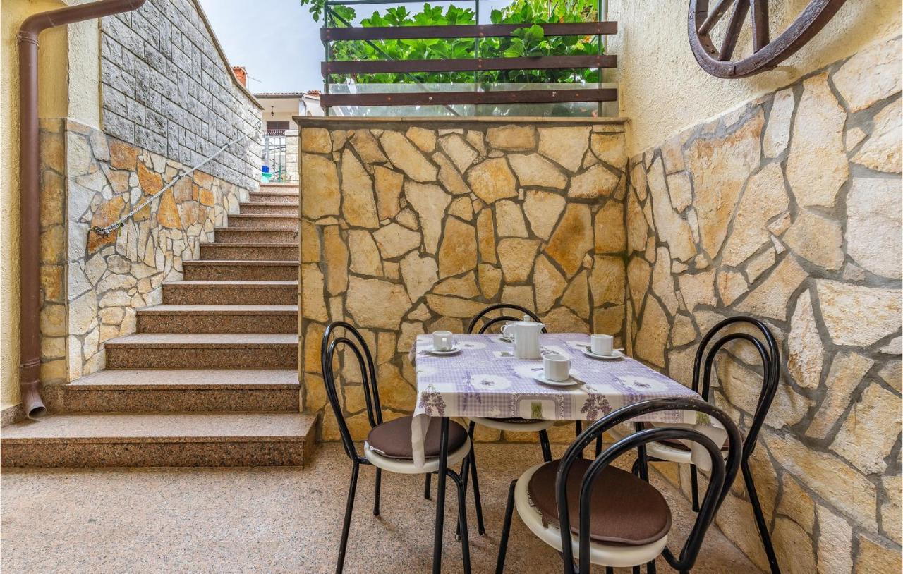 2 Bedroom Stunning Apartment In Rovinj Ngoại thất bức ảnh