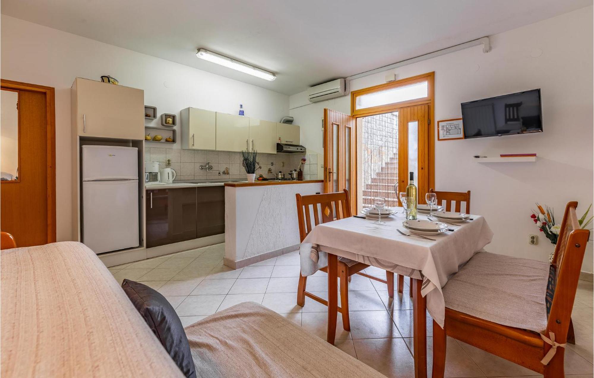2 Bedroom Stunning Apartment In Rovinj Ngoại thất bức ảnh