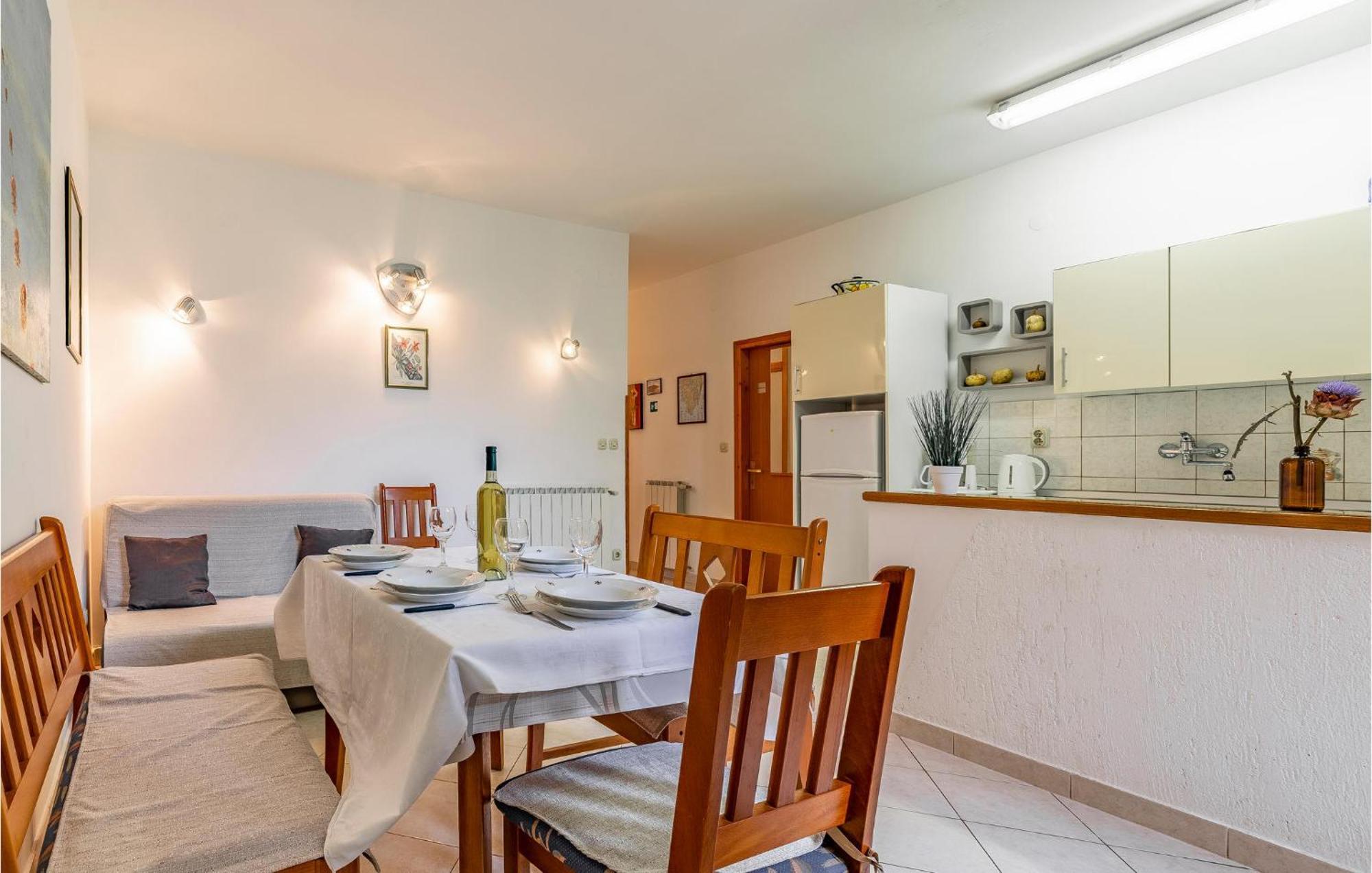 2 Bedroom Stunning Apartment In Rovinj Ngoại thất bức ảnh